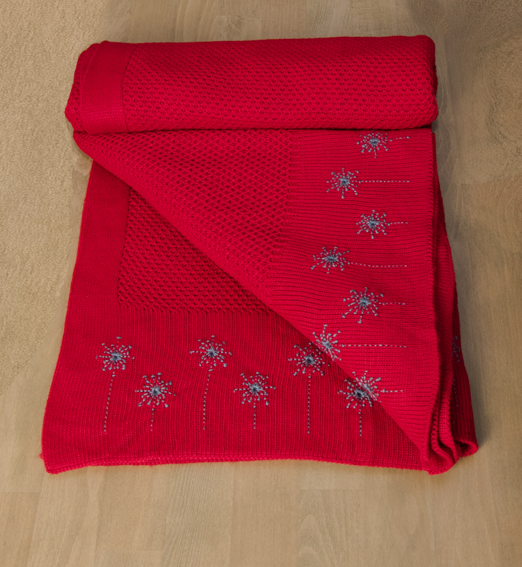 Вязаный в соты плед с ручной вышивкой