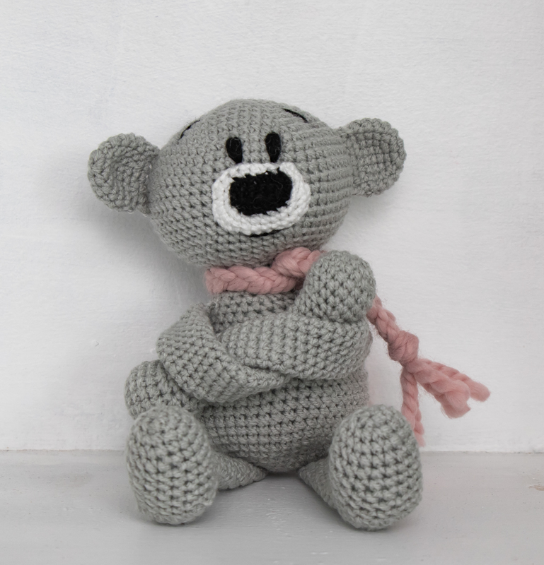 Серый вязаный медвежонок в шарфике 30 см