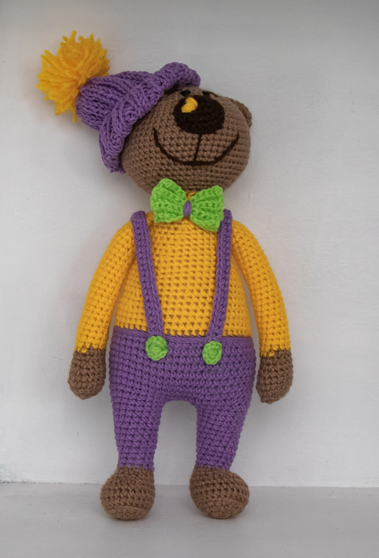 Вязаный мишка в желтом свитере и бабочке 33 см