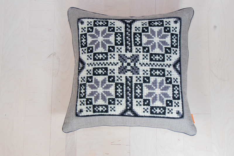 Четыре темно-серые звезды с черным