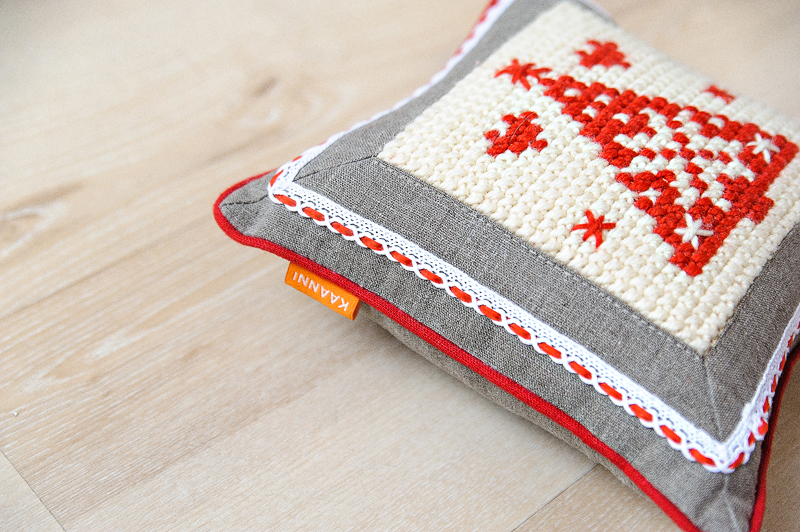 Красная елочка на белом