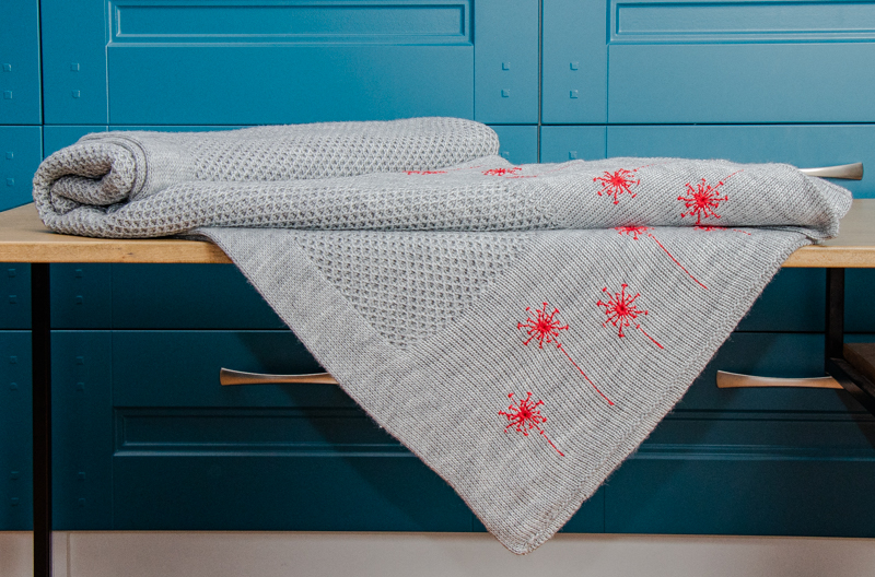 Серый вязаный плед в соты с ручной терракотовой вышивкой 160х200 см