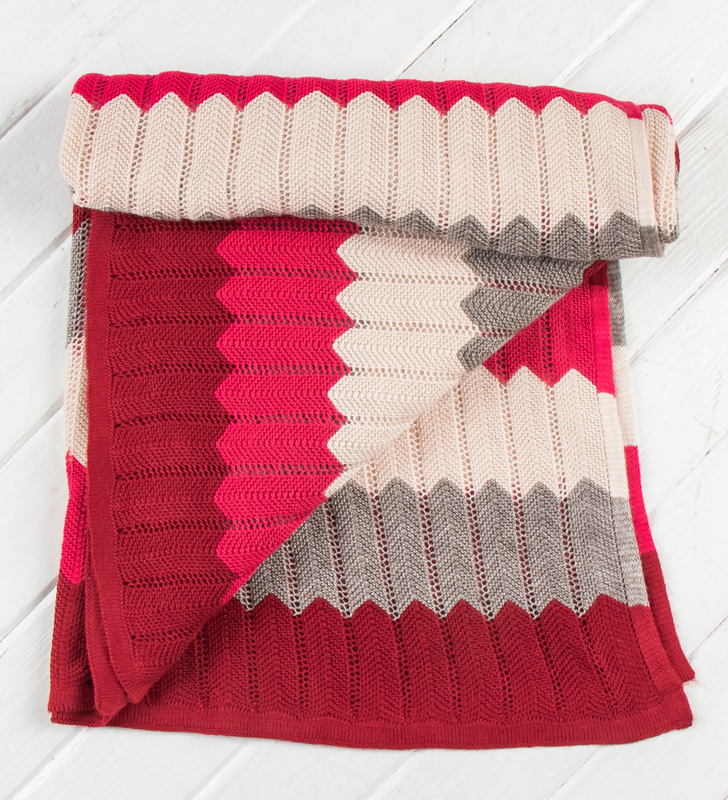 Квадратный плед для кресла зигзаг брусника 160х160 см