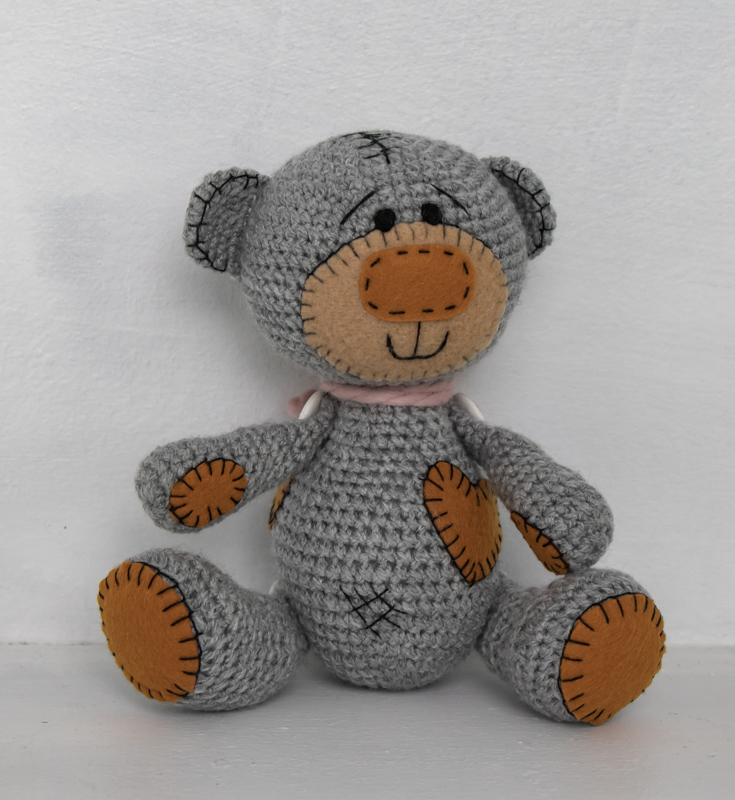 Вязаный медвежонок с сердечком в шарфике 23 см