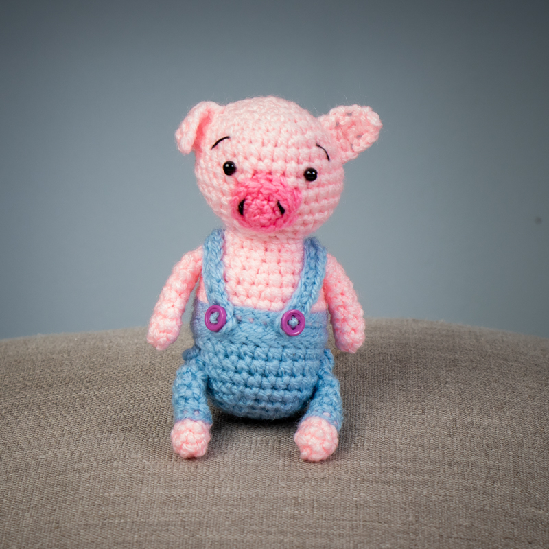 Поросенок вязаный в штанишках 12 см