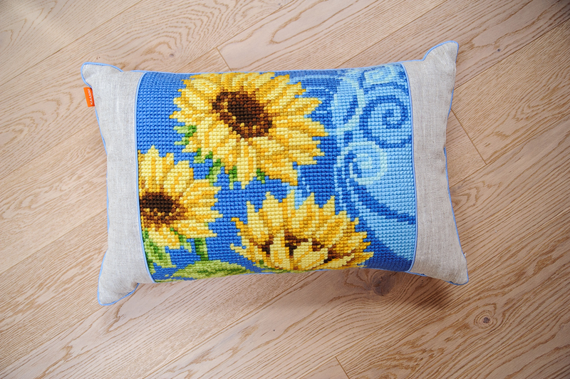 Подсолнухи на голубом фоне