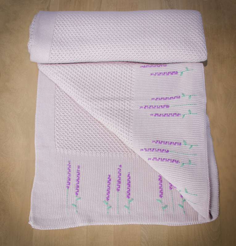 Пудровый вязаный в соты плед с вышивкой лаванда. Купить в категории: В ...