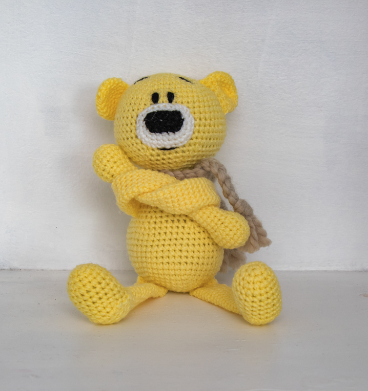 Желтый вязаный мишка 30 см