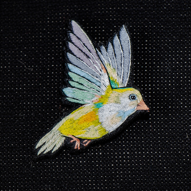 Желтенькая птичка вышитая брошь 6 см