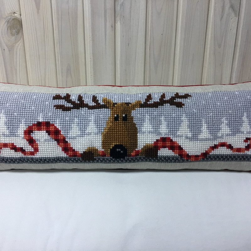 Новогодний олень в красном шарфе длинный