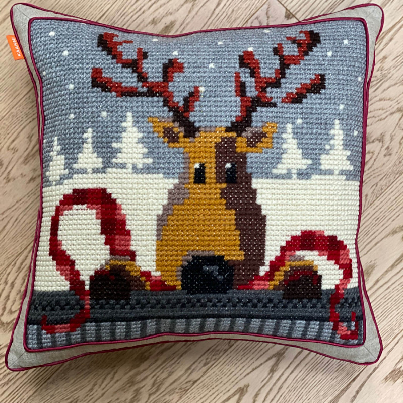 Олень в бордовом шарфике 45х45 см