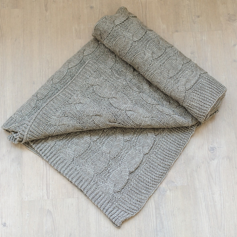 Плед вязаный в широкие косы капуччино холодный