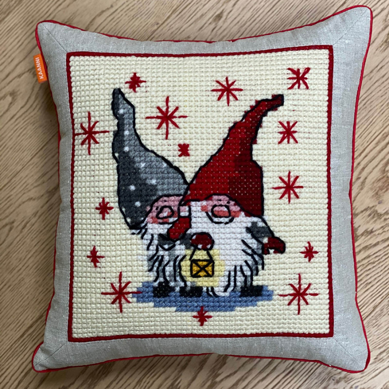 Два новогодних гнома 40х40 см