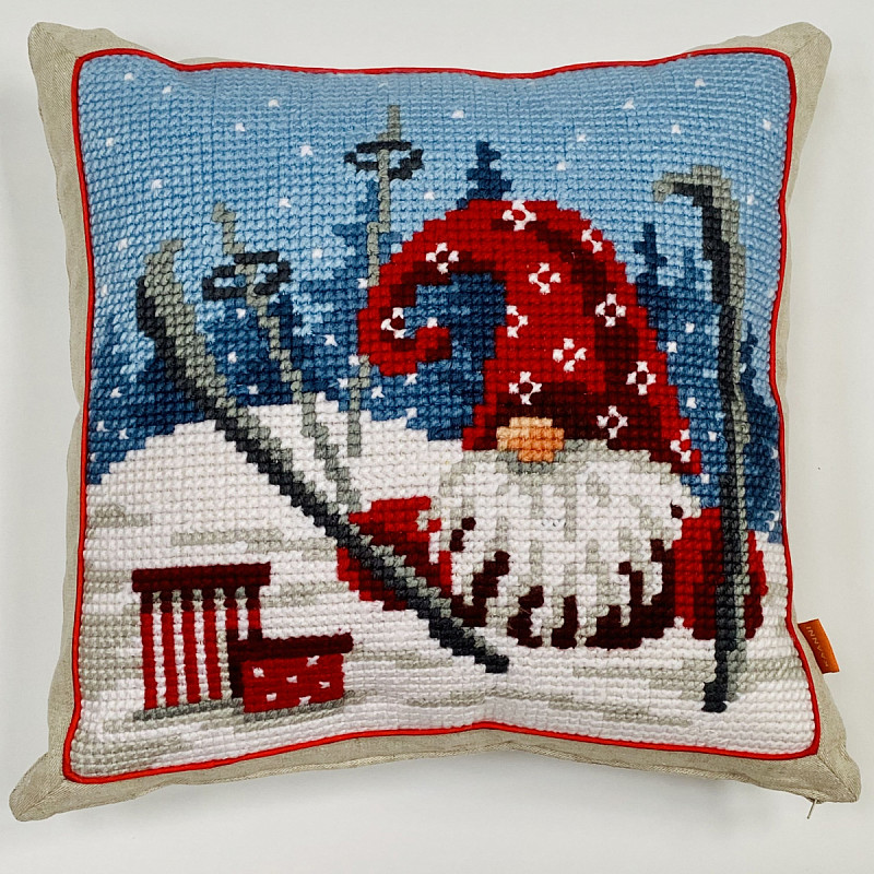 Гном в сугробе с лыжами и подарками 45х45 см