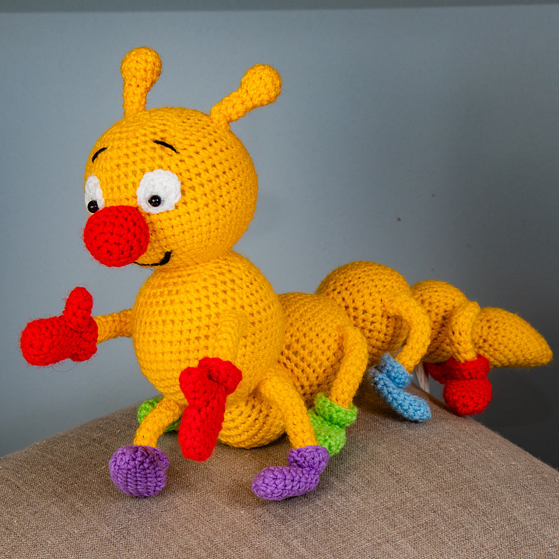 Детская вязаная игрушка желтая гусеница в варежках