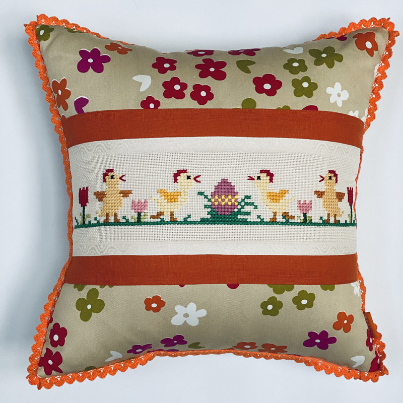 Цыплята с розовым яйцом пасхальная