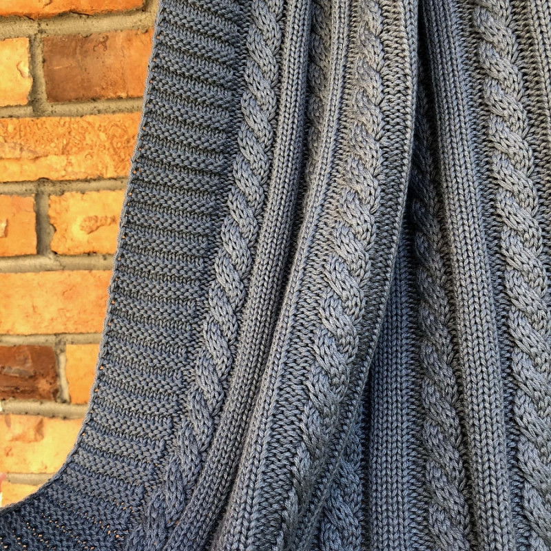 Вязанный плед цвета маренго