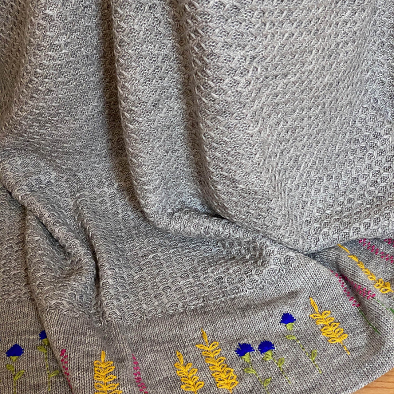Вышитый вязаный серый плед разноцветье трав 190х200 см