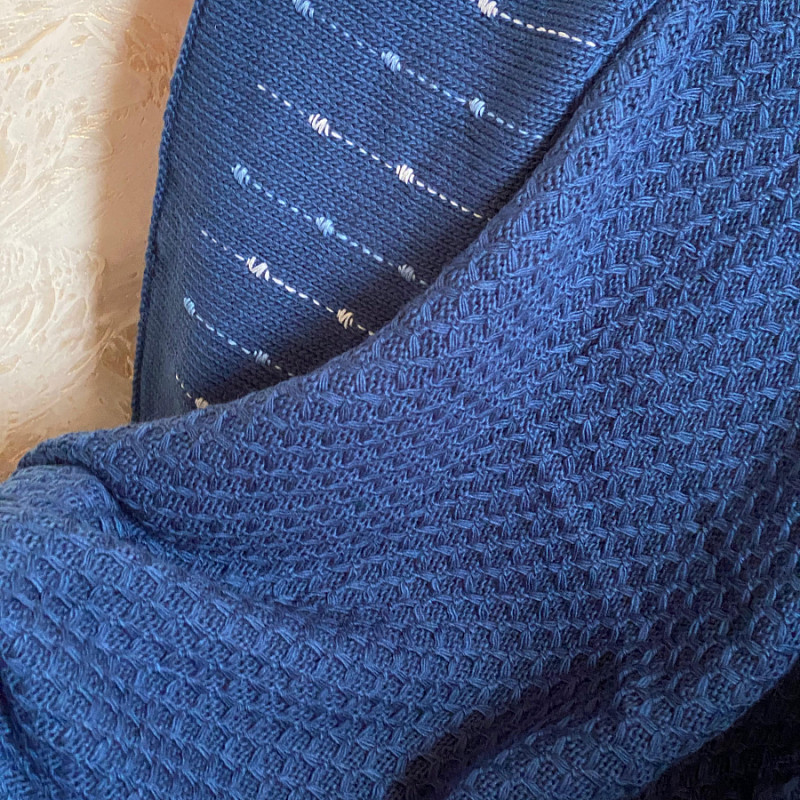 Вышитый вязаный синий плед 190х200 см