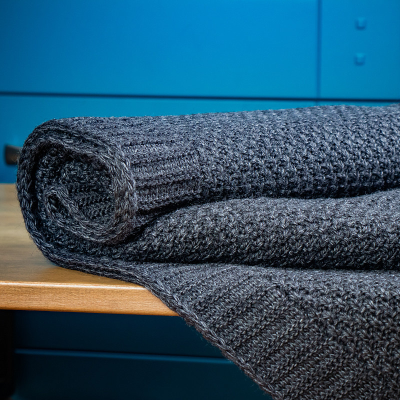 Вязаный теплый плед серый соты 140х180 см