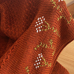 В"язані пледи з ручною вишивкою