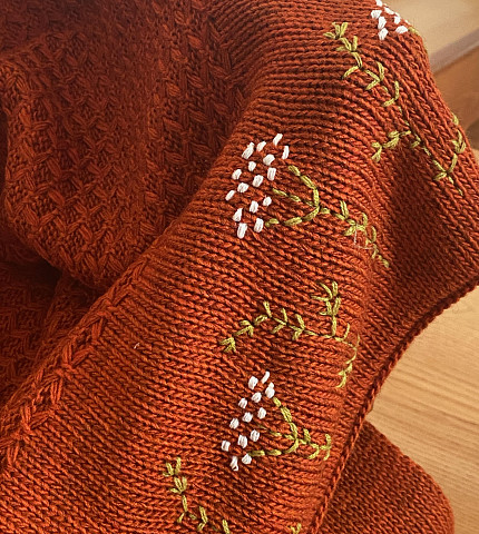 В"язані пледи з ручною вишивкою