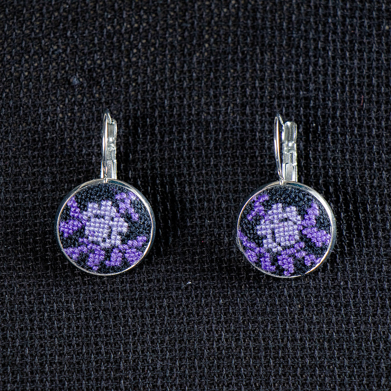 Вышитые серьги техника petit point лиловый вечер 1,5 см