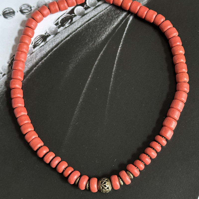 Пані має корали