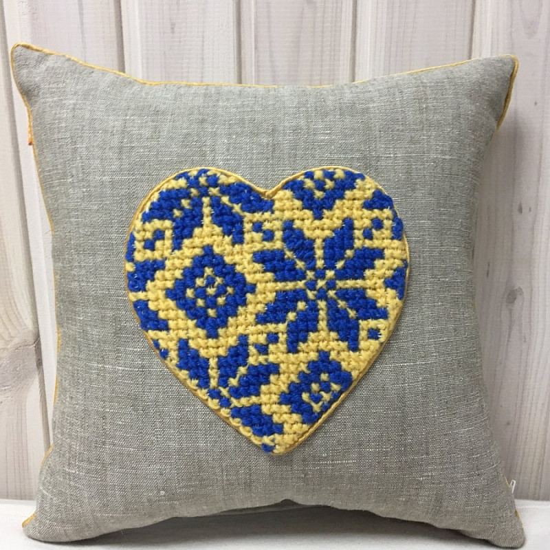 Вышитое сердечко украинское 1