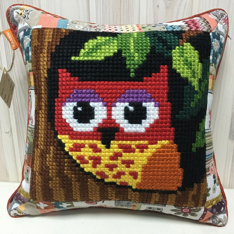 Совенок в дупле