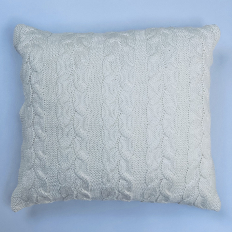 Вязаная подушка в косы пломбир