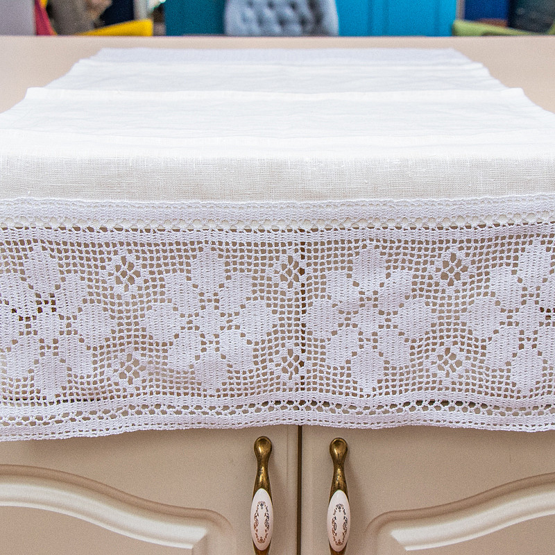 Льняное полотенце белое с двумя большими кружевами 50х115 см