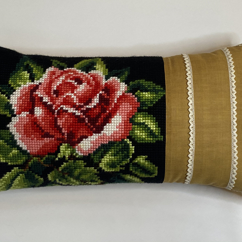 Роза на черном с кружевными уголками 40х70 см