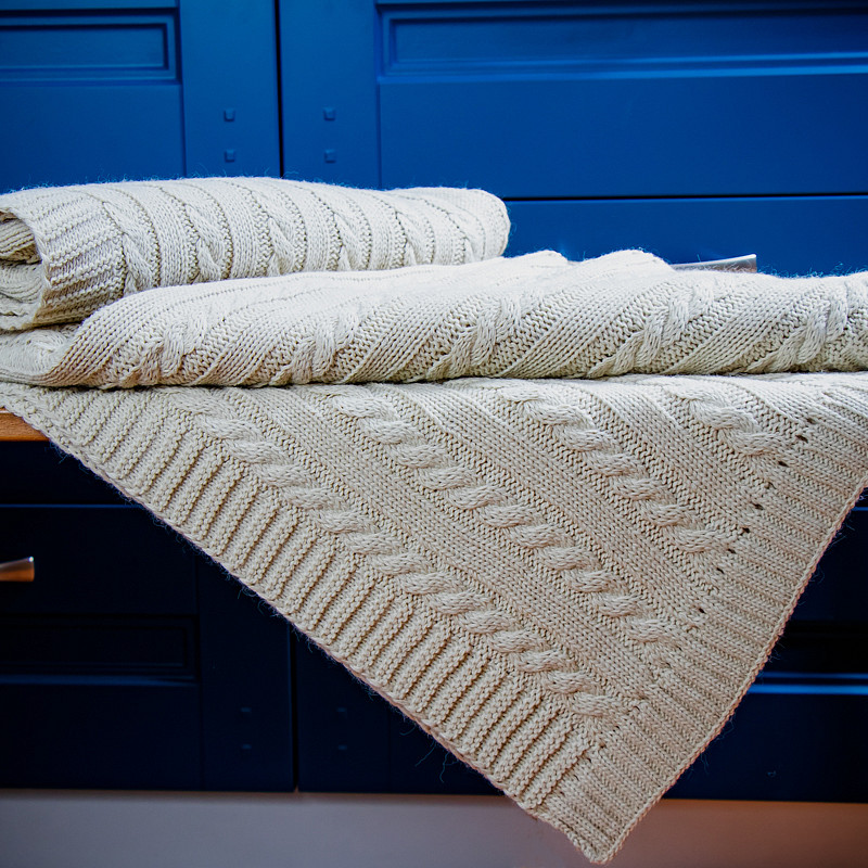 Вязаный плед косы гладь дымчато-бежевый 140х180 см