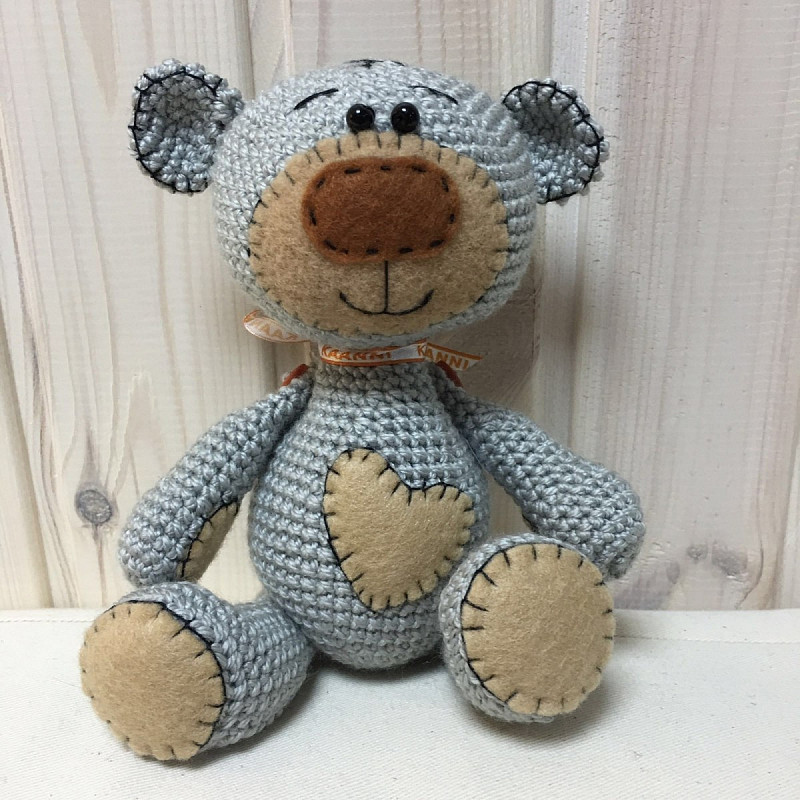 Вязанная детская мягкая игрушка Мишка серый с сердцем