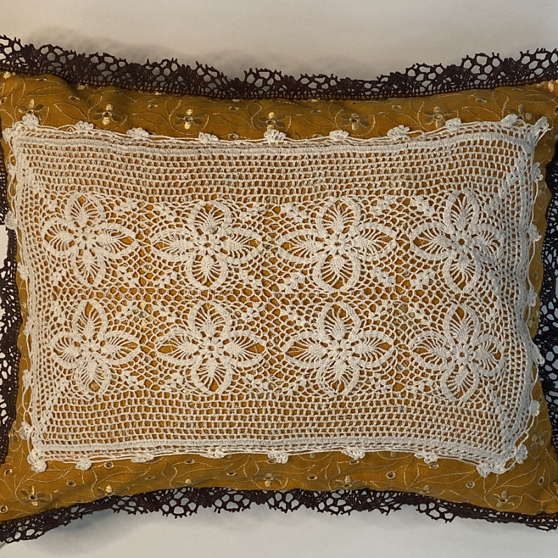 Золотое шитье с кружевом 40х30 см