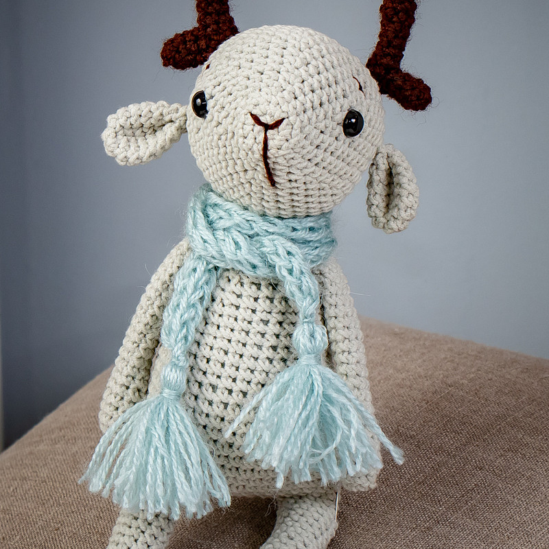 Олененок в шарфике 24 см