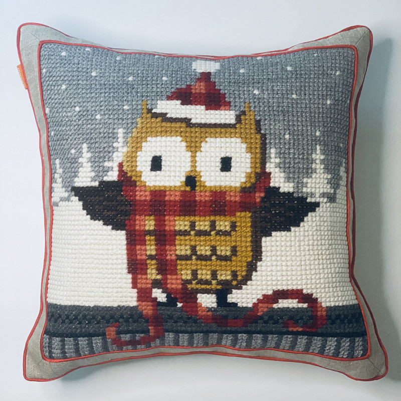 Новогодний совенок в полосатом шарфике 45х45 см