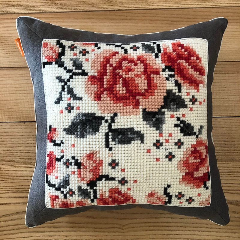 Роза в саду в сером льне 40 см