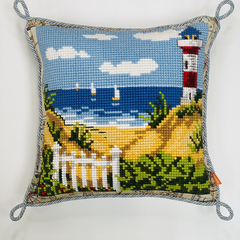 Маяк на побережье