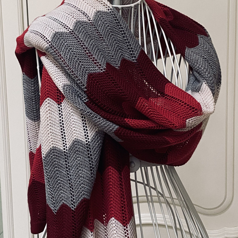 Ягодный шарф палантин